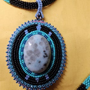Indiansk pärlhalsband med pärlsköldpadda tillverkat med kiwistensliknande snäckskal