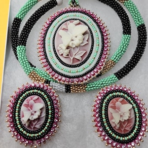 Collier amérindien de perles et boucles d'oreilles papillon blanc sur fond rouge