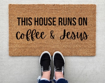 Dieses Haus läuft auf Kaffee und Jesus Fußmatte, personalisierte Fußmatte, Veranda Dekor, benutzerdefinierte Fußmatte, lustige Fußmatte, Willkommensmatte, Eingangsmatte