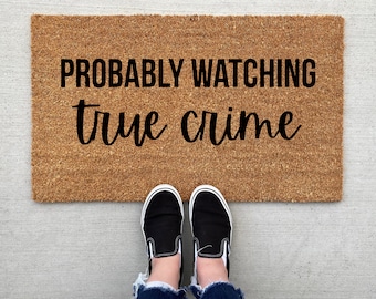 Wahrscheinlich Watching True Crime Fußmatte, Wohnkultur, benutzerdefinierte Fußmatte, Willkommensmatte, Fußmatte, lustige Fußmatte, Haustürmatte, willkommene Fußmatte