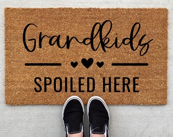 Grandkids Spoiled Here Fußmatte, lustige Großeltern Fußmatte, personalisierte Fußmatte, Großeltern Geschenk, Willkommensmatte, Fußmatte, Abschlussgeschenk