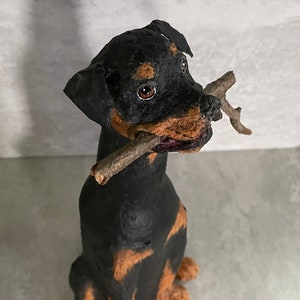 Rottweiler Skulptur aus Bierflasche und Pappmaché