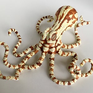 電球で作られた茶色のタコ