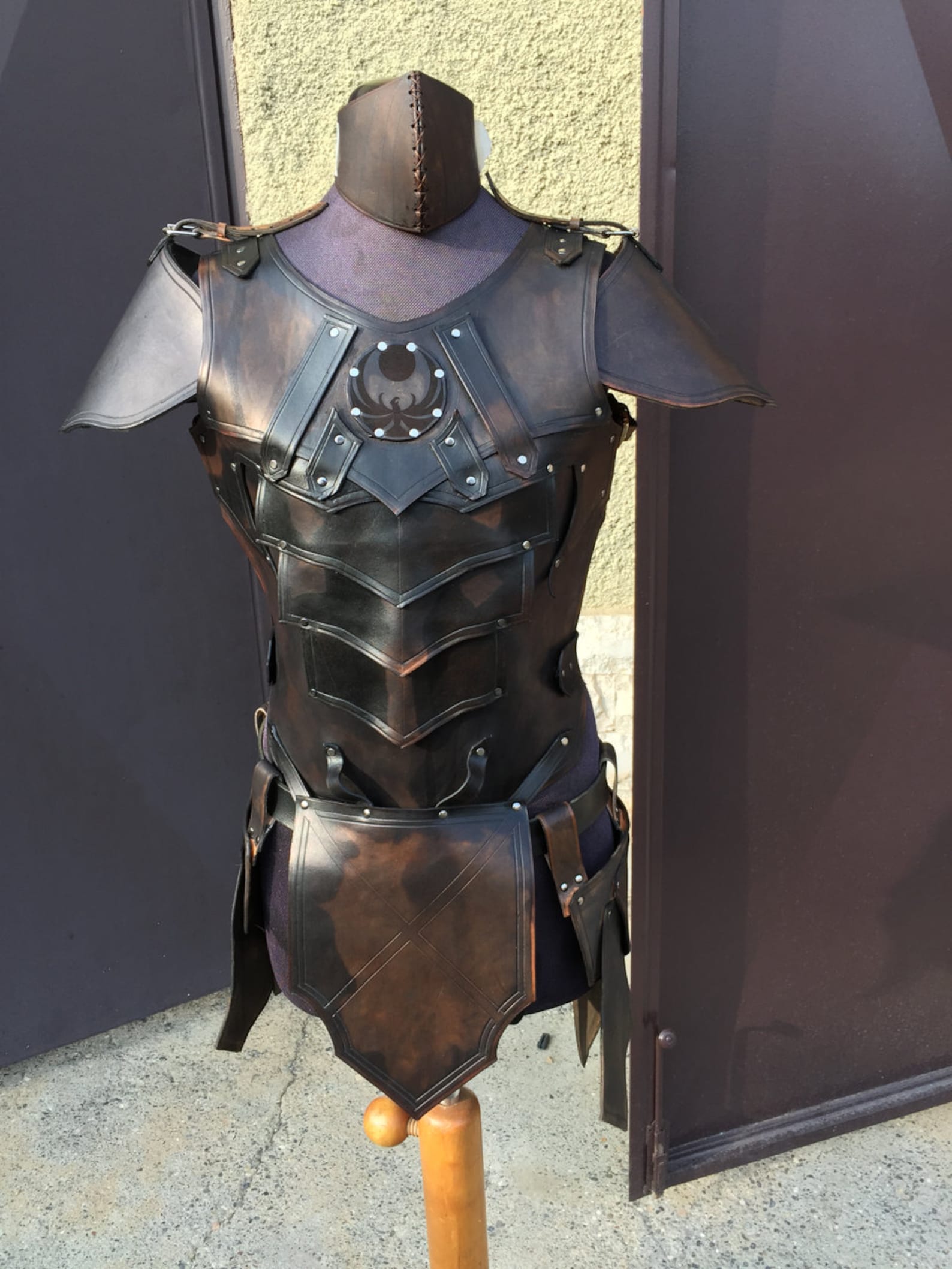 доспехи сабатоны. изготовление доспехов. кираса-доспехи кольчуга. ламеллярный чешуйчатый доспех. ламеллярная кираса рыцаря-капитана.