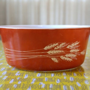Beautiful Vintage Autumn Harvest 2 1/2 Liter Round Cinderella Casserole, #475 B, 2 1/2 Liter, Tan Wheat on Burnt Orange / Red by Pyrex