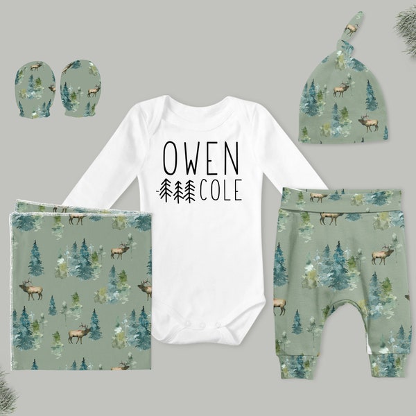 Baby Boy Coming Home Outfit // Winter Bäume und Reh // Personalisierter Body, Hose mit Tannen- und Kiefernprint, Knotenmütze, Mitts