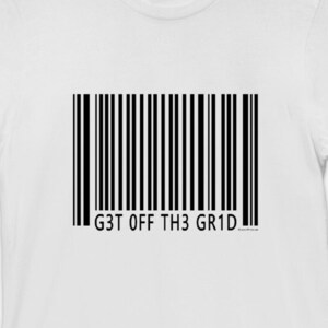 以下が含まれることがあります： 白地に黒いバーコードと「G3T OFF TH3 GR1D...」というテキストがプリントされたTシャツです。
