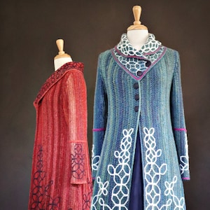 Könnte beinhalten: Zwei lange gehäkelte Mäntel auf Schaufensterpuppen. Der Mantel links ist rot mit schwarzen Häkeldetails. Der Mantel rechts ist blau und grün mit weißen Häkeldetails.