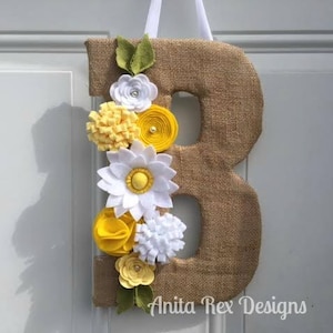 Monograma, corona de monograma, corona de puerta principal, decoración rústica, decoración de vivero, flores de fieltro de margarita, blanco amarillo