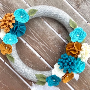 Corona de hilo, corona durante todo el año, amarillo mostaza, corona de flores de fieltro verde azulado, corona moderna, corona de toda la temporada, corona de puerta principal