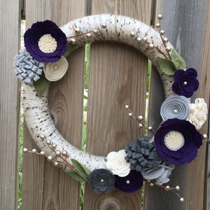 Corona de hilo, flores de fieltro de color gris violeta, corona, corona para todo el año, decoración para todas las estaciones, corona para puerta de entrada