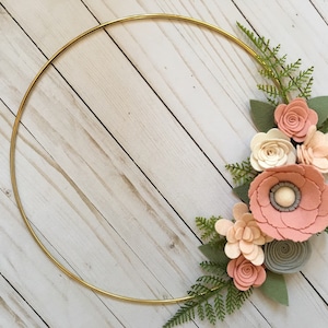Corona de aro floral, corona de aro dorado con flores de fieltro, decoración para habitación infantil, corona de primavera