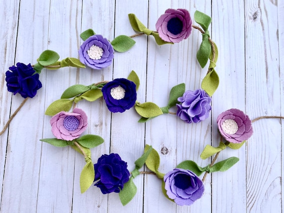 Ghirlanda di fiori in feltro fatta a mano: decorazione da