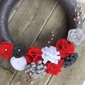 Christmas Wreath, Christmas Yarn Wreath, Holiday Wreath, Christmas Decor, Silver and Red, Handmade Wreath image 3