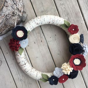 Corona de hilo, corona de hilo de abedul, flores de fieltro color crema burdeos, gris azul marino rubí, corona hecha a mano, corona para todas las estaciones, corona para todo el año