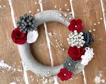 Christmas Yarn Wreath, Silver Ruby Grey and White Felt Flowers, Silver and Burgundy, Holiday Wreath, Yarn Wreath, holiday Decor