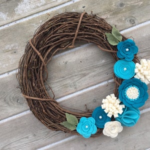 Corona de primavera, corona rústica, corona de toda la temporada, flores de fieltro turquesa azulado, corona de flores de fieltro, corona floral de fieltro, decoración hecha a mano