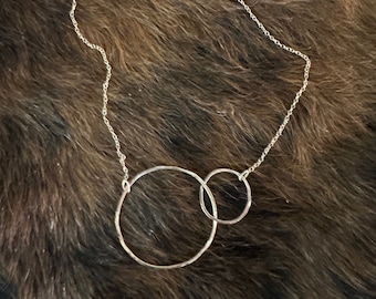 Le collier Lydia de 19 po. de long est composé de deux cercles de taille contrastante et remplis d'or 14 carats.