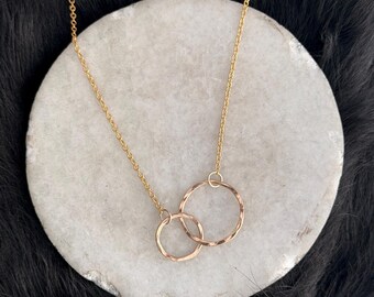 Hammered 14k Gold Fill Interlocking Circle Necklace (17.5" Length)