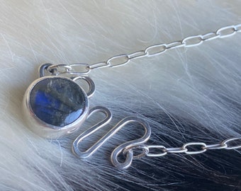 Collier Marlee un collier en argent sterling avec une pierre labradorite sertie sur un motif gribouillis