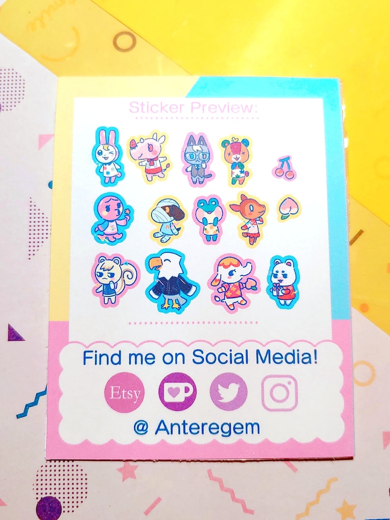 Peut inclure: Une carte rose et bleue avec un aper&ccedil;u des autocollants de diff&eacute;rents personnages d'animaux. La carte comprend &eacute;galement des ic&ocirc;nes de m&eacute;dias sociaux et le texte "Find me on Social Media!" et "@Anteregem".