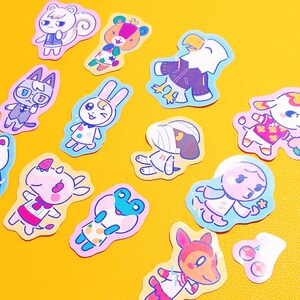Peut inclure: Une collection d'autocollants de personnages d'animaux color&eacute;s avec une vari&eacute;t&eacute; de motifs, notamment un &eacute;cureuil, un ours, un oiseau, un lapin, un chien, un chat, une grenouille et un cochon. Les autocollants sont parfaits pour ajouter une touche de fantaisie &agrave; n'importe quel projet.