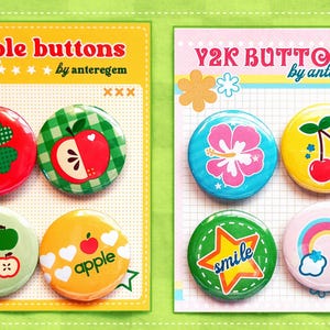 Puede incluir: Una colección de botones redondos y coloridos con varios diseños. Los botones presentan imágenes de manzanas, tréboles, cerezas, flores de hibisco, arcoíris y estrellas. El texto en los botones dice "apple buttons" y "Y2K buttons" por "anteregem".