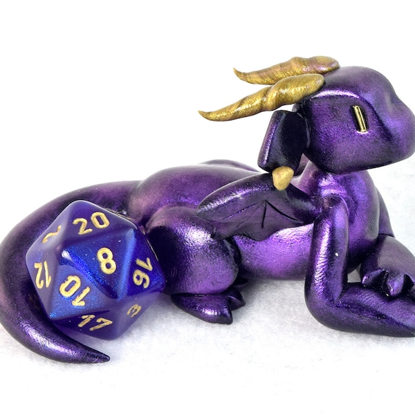 Porte-dés de dragon violet métallique - d20 die guardian - sculpture de dragon en argile polymère violet et or - Figurine Donjons et Dragons - DnD