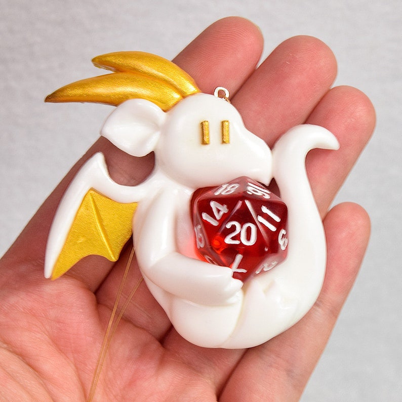 Draak met een d20 geeky kerstornament kleurrijk draakhangend ornament schattig dobbelsteenornament Dungeons and Dragons DnD afbeelding 3