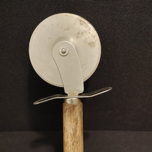 Vtg Pizza Pie Wheel Cutter w/ Wooden Handle & Safety Bridge
