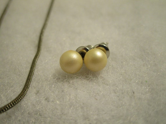 Pearl Necklace & Earrings Set - image 2