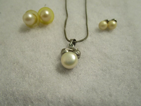 Pearl Necklace & Earrings Set - image 1