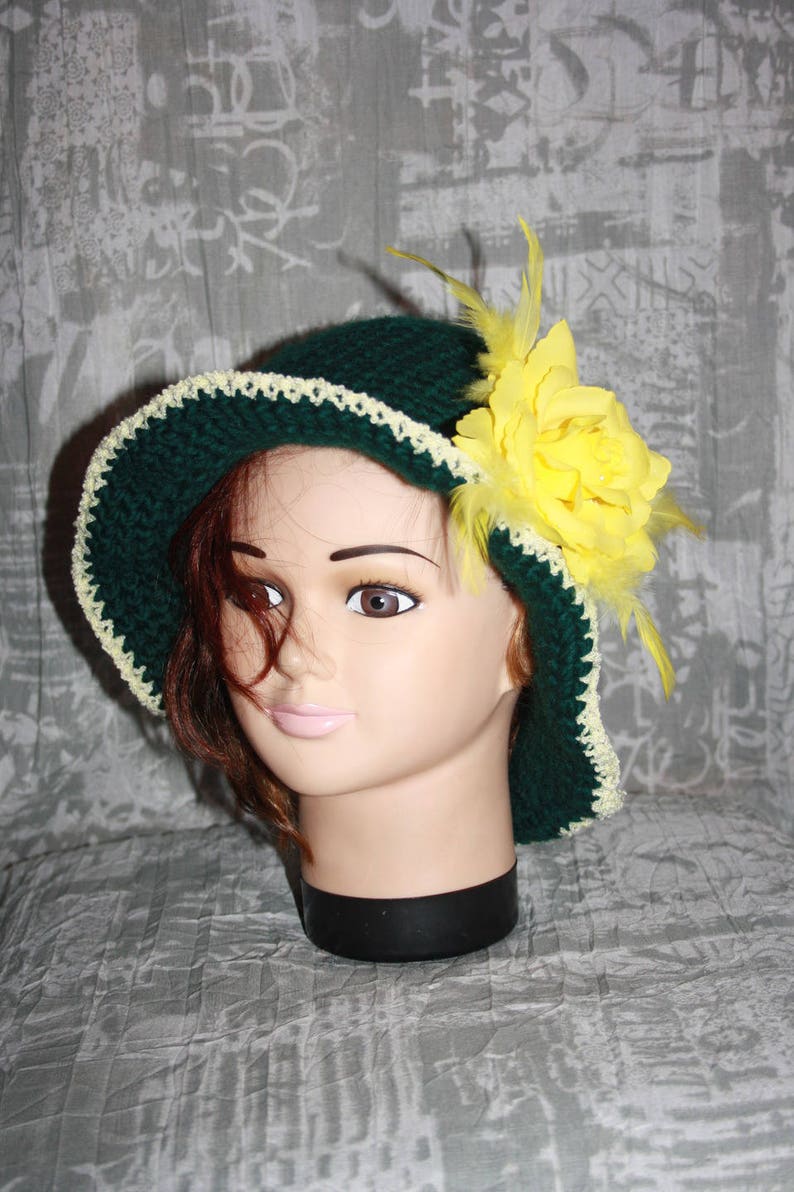 243 chapeau à rebord vert foncé avec une rose jaune image 1