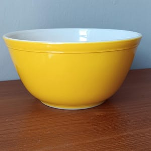Pyrex Citrus Yellow 402 Mixing Bowl 1.5 Quart