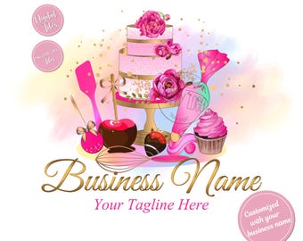 Può includere: Un logo da forno rosa e oro con una torta a tre piani con glassa rosa e dettagli dorati, un cupcake, una mela ricoperta di cioccolato, una sac à poche, una spatola e una frusta. Il testo "Business Name" e "Your Tagline Here" è visualizzato in caratteri dorati. Il testo "Personalizzato con il tuo nome aziendale" è visualizzato in testo rosa.