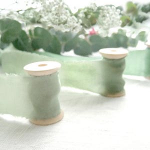 Ruban de soie pure vert sauge ou olive ou émeraude, teint avec des plantes, bord brut, bouquet de mariée, 1 à 10cm large, 140 ou 280cm long