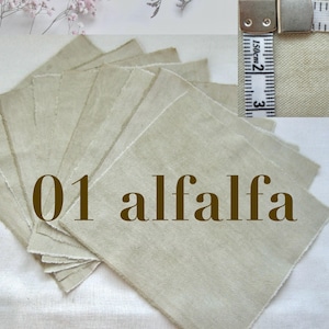 Un coupon de tissu vert pale plié, portant le texte "01 alfalfa". Un ruban à mesurer est visible en haut, indiquant la densité du tissu.
Coupon de tissu ancien teint avec des plantes pour réaliser des broderies, patchwork, créations textiles.
Création et fabrication en France de Dyeing2meetu sur Etsy