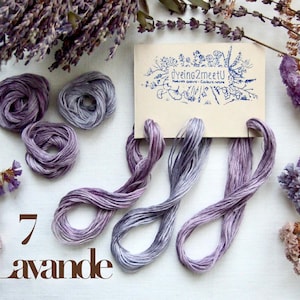Trois échevettes de fil de coton à broder mouliné 6 brins de 8 mètres de long, dans des tons gradués de mauve, lavande, pourpre.
Les fils sont présentés sur une carte avec la marque "Dyeing2meetU". Ils sont teints à la main en France. Pour commander il faut sélectionner "7 - Lavande"