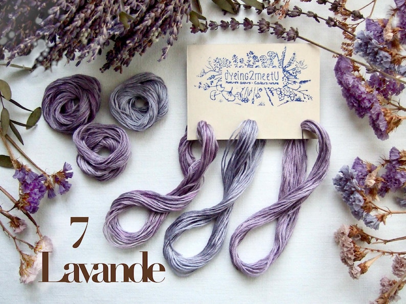 Trois échevettes de fil de coton à broder mouliné 6 brins de 8 mètres de long, dans des tons gradués de mauve, lavande, pourpre.
Les fils sont présentés sur une carte avec la marque "Dyeing2meetU". Ils sont teints à la main en France. Pour commander il faut sélectionner "7 - Lavande"