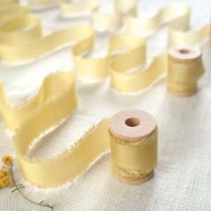 Ruban 100% soie jaune en teinture végétale de longueur 140 ou 280cm et largeur de 1,5 à 10cm
