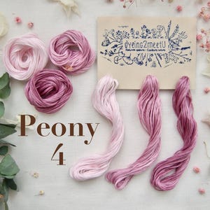Trois échevettes de fil de coton à broder 6 brins moulinés de 8 mètres chacun, dans des tons gradués de rose.
Les fils sont présentés sur une carte avec la marque "Dyeing2meetU". Ils sont teints à la main en France. Pour commander il faut sélectionner "4 - Peony"