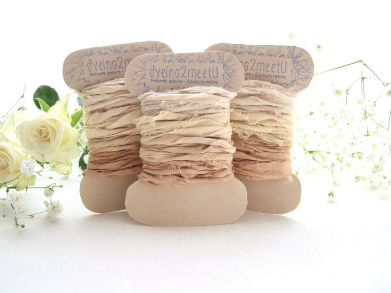 Rubans de soie recyclée de sari teints à la main avec des plantes, bord brut, zero waste. De couleurs blanc, crème, beige rosé et caramel. 4 rubans. Environ 3.5m (4y)