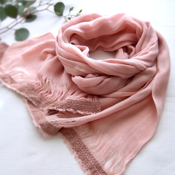 Echarpe en gaze de coton bio rose avec broderie et dentelle de lin vintage, fait et teint à la main avec de la garance naturelle en France