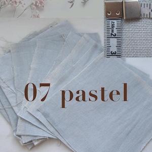 Un coupon de tissu vert pale plié, portant le texte "07 pastel". Un ruban à mesurer est visible en haut, indiquant la densité du tissu.
Coupon de tissu ancien teint avec des plantes pour réaliser des broderies, patchwork, créations textiles.
Création et fabrication en France de Dyeing2meetu sur Etsy