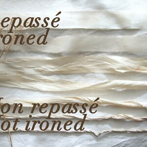 May include: Several strips of off-white fabric ribbon arranged horizontally. The top two strips are smooth and flat, while the bottom three strips are wrinkled and textured. The text "Repass&eacute; Ironed" and "Non repass&eacute; Not ironed" is overlaid.