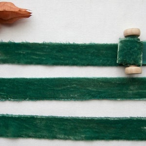 Ruban de velours vert émeraude en teinture végétale avec bord brut, viscose et soie naturelle, 2.5 cm x 110 cm (1" x 1.2y) - série limitée