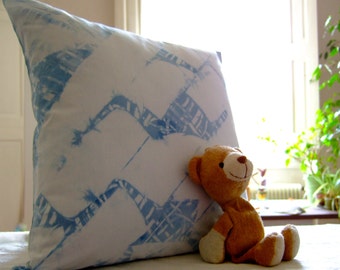 Housse de coussin en coton teint à la main en bleu pastel Shibori ti dye avec de l'indigo naturel, 40 cm x 40 cm