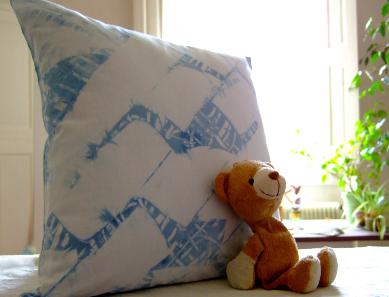 Coussin Shibori Indigo, Housse Teinte à La Main, Bleu Pastel Par Plantes Pour Décoration Maison