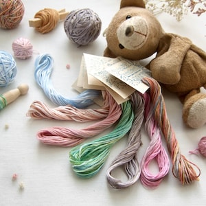 Fil de coton à broder de teinture végétale avec variation, 1 échevette de 8 m (8.7 yd) mouliné 6 brins, teint à la main en France