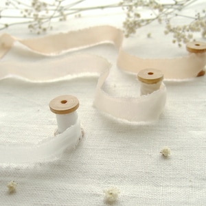Ruban soie naturelle pale en teinture végétale de couleur blanc ou crème ou champagne avec des bords raw bruts